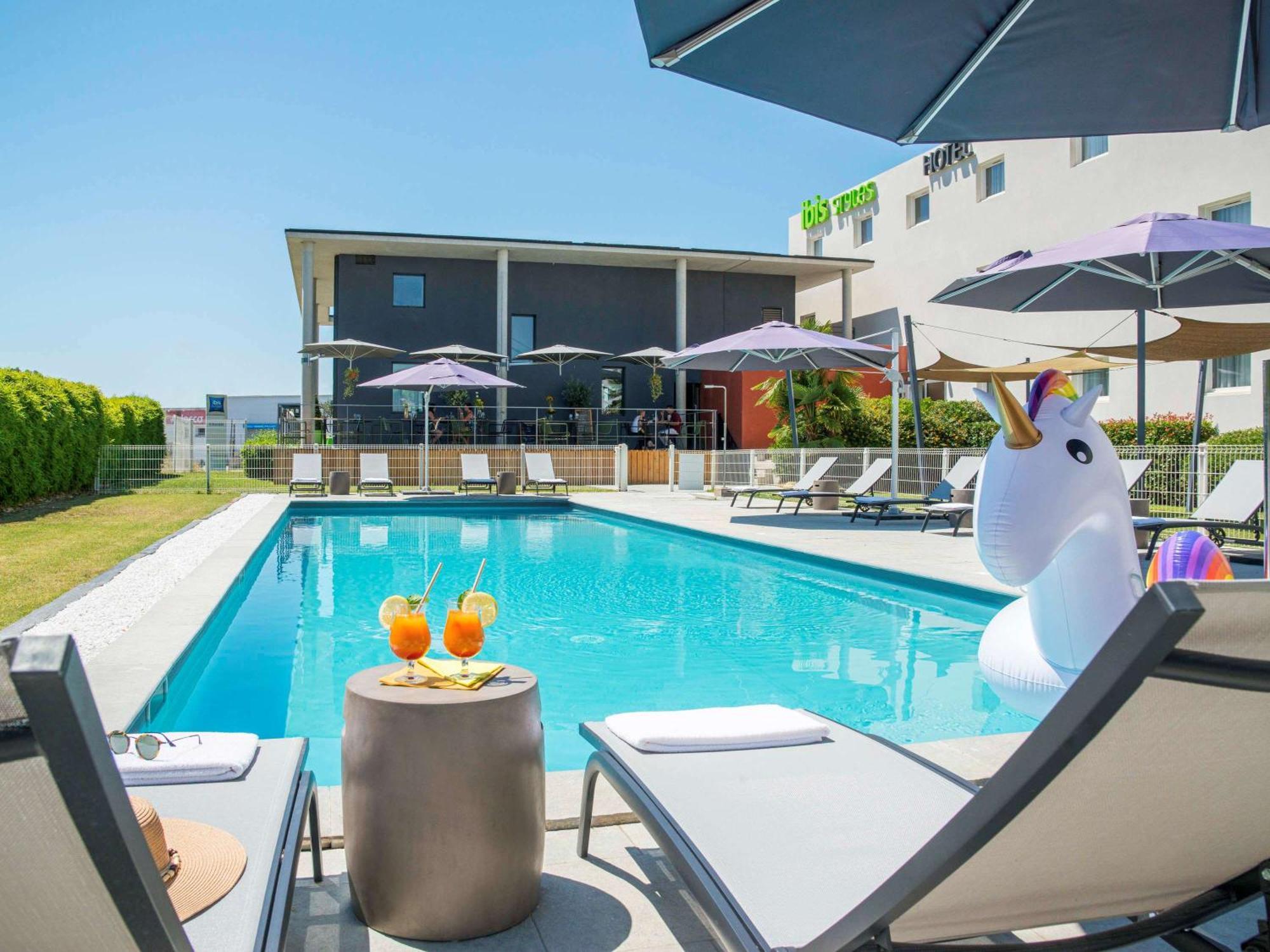 Ibis Styles Pertuis Portes Du Luberon Экстерьер фото
